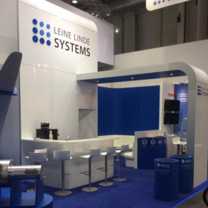 front_messebau_kontraschall_dekobau_messestand weiß blau