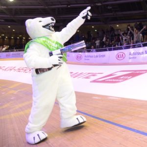 gasag eisbär mit t-shirt kanone sechstagerennen berlin