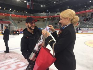 Swiss Ice Hockey T-Shirt Kanone mit Hostessen