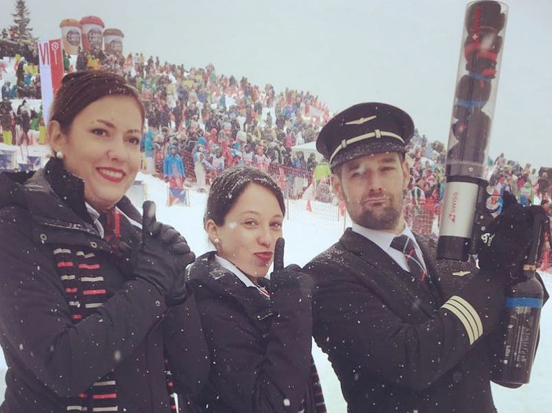 swiss international airlines pilot und personal mit t-shirt kanone lauberhornrennen 2017 ski weltcup