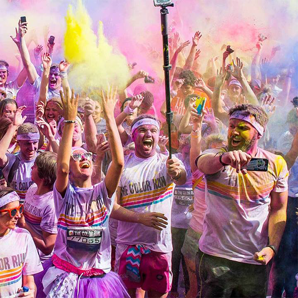 the color run 2016 deutschland läufer bunt mit handy stick