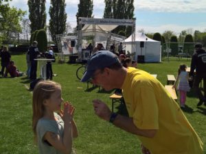 Mukoviszidose Freundschaftslauf 2017 Potsdam_Vater und Tochter lächelnd vor der Bühne