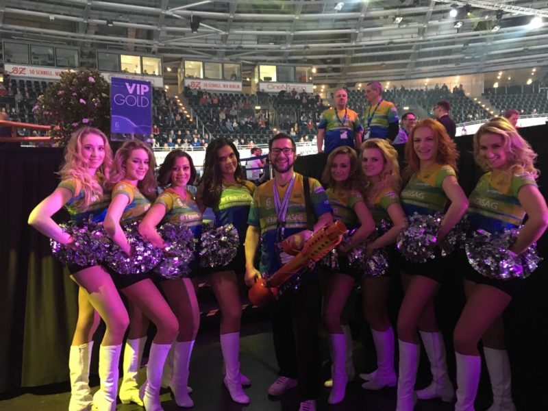 Six Day Berlin 2018 Promotion mit T-Shirt Kanone und Cheerleader im Velodrom mit Kontraschall