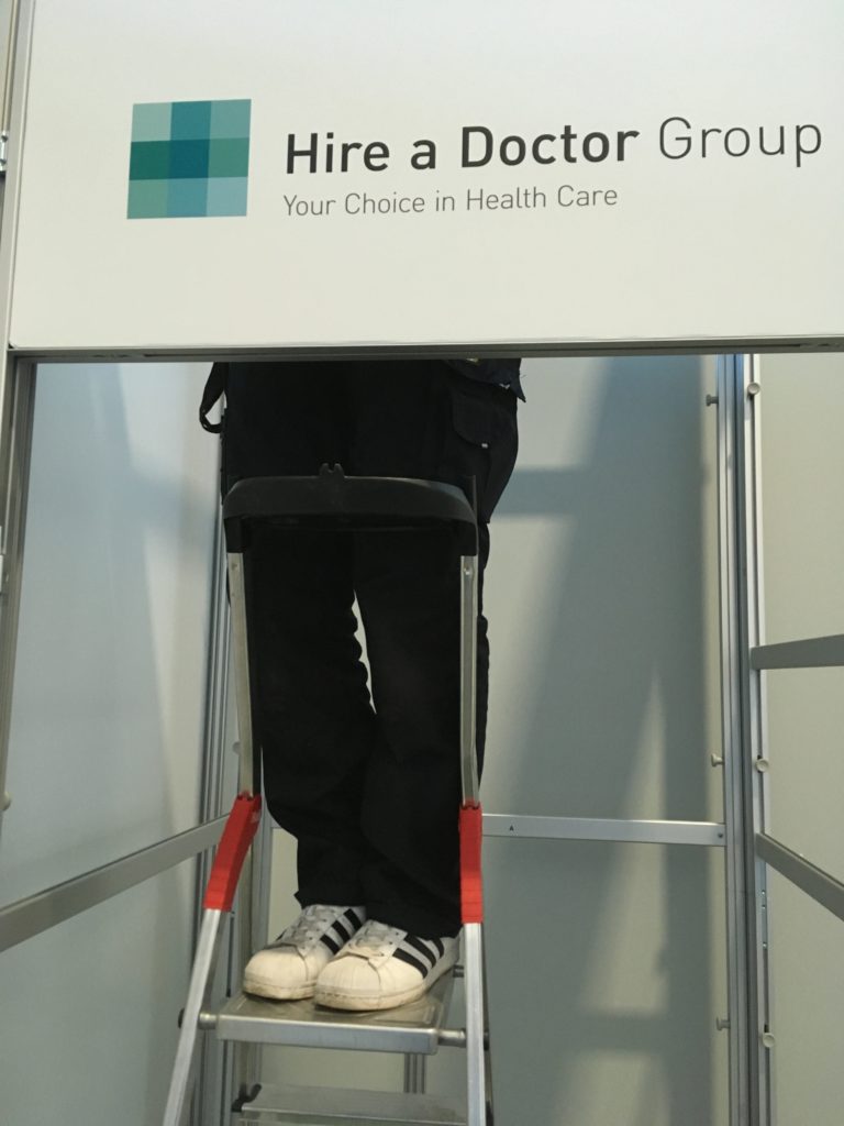 Expo Event und Messebau Kontraschall Berlin Messestand Aufbau Hire a Doctor Group Messebauer Leiter