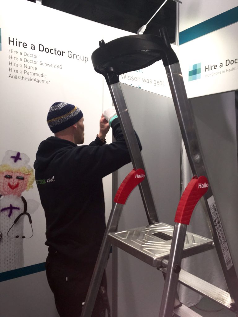Expo Event und Messebau Kontraschall Berlin Messestand Aufbau Hire a Doctor Group Messebauer Leiter