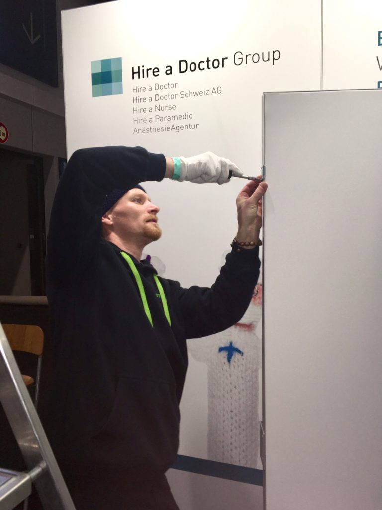 Messestand der Hire a Doctor Group Berlin von Agentur Kontraschall Event-Technik Messebauer